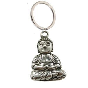 Descrição do Produto: Carregue a energia da serenidade e iluminação com este chaveiro de Buda, um símbolo atemporal de paz, sabedoria e equilíbrio espiritual. O pingente de 40x24 mm, feito em liga de zinco com acabamento prateado antigo, destaca detalhes marcantes da figura de Buda, evocando tranquilidade e harmonia. Acompanha uma argola prateada de 30 mm, resistente e funcional, ideal para chaves, bolsas ou mochilas. Um acessório perfeito para quem busca inspiração espiritual ou deseja um amuleto de proteção no dia a dia. Características: Pingente: Buda (40x24 mm) em liga de zinco Argola: Chaveiro prateado (30 mm), resistente e prático Estilo: Espiritual, zen e significativo Categoria: Acessórios e chaveiros Uma peça especial para presentear ou carregar consigo a essência da calma e da sabedoria!